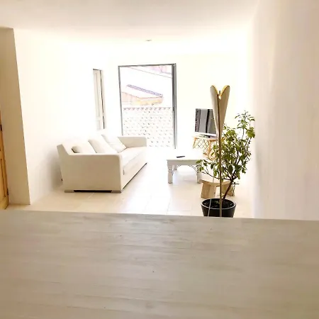 Lägenhet Un Balcon Dans Les Rues Pietonnes *